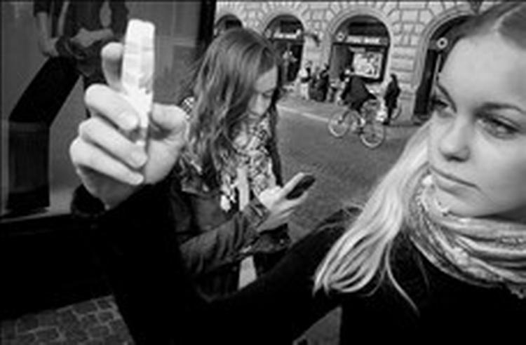 Det er især unge mobilbrugere, der køber billige telefoner med rabat for så at skifte til et lavprisselskab med det samme.   Arkivfoto: Hage Toke 