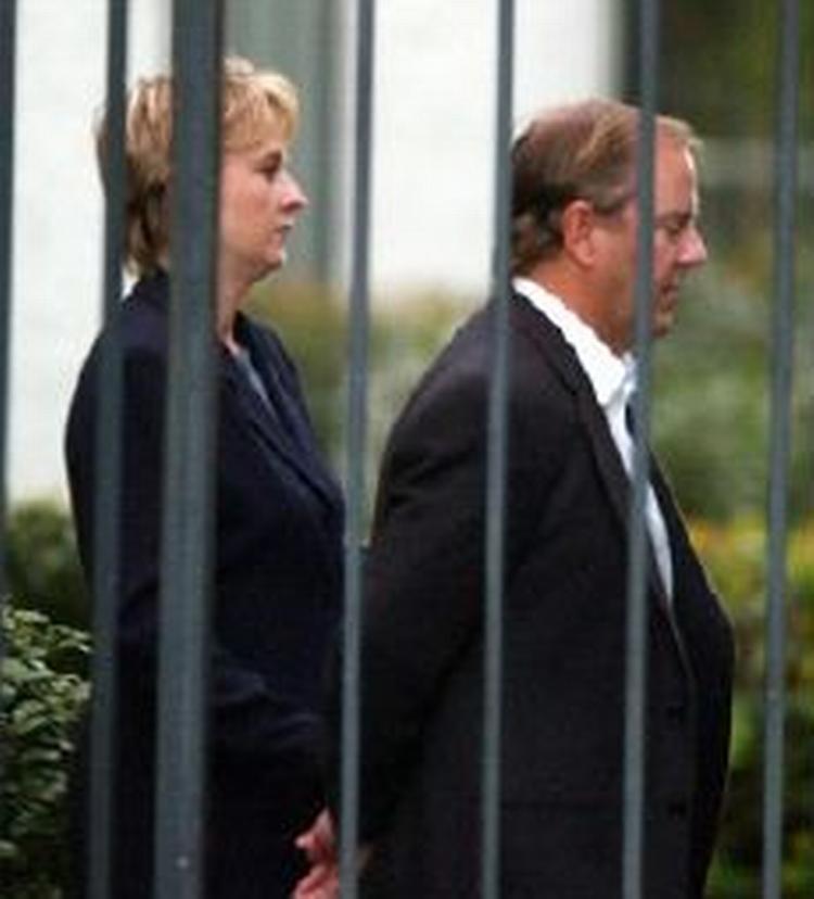 Jeffrey Skilling ledsages af en FBI-assistent. - Foto: AP 