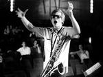 Bandleder. Den unge barytonsaxofonist Jerry Mulligan som entusiastisk bandleder. - Foto: Polfoto. 