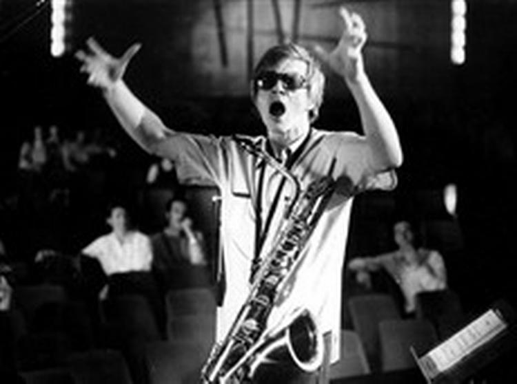 Bandleder. Den unge barytonsaxofonist Jerry Mulligan som entusiastisk bandleder. - Foto: Polfoto. 