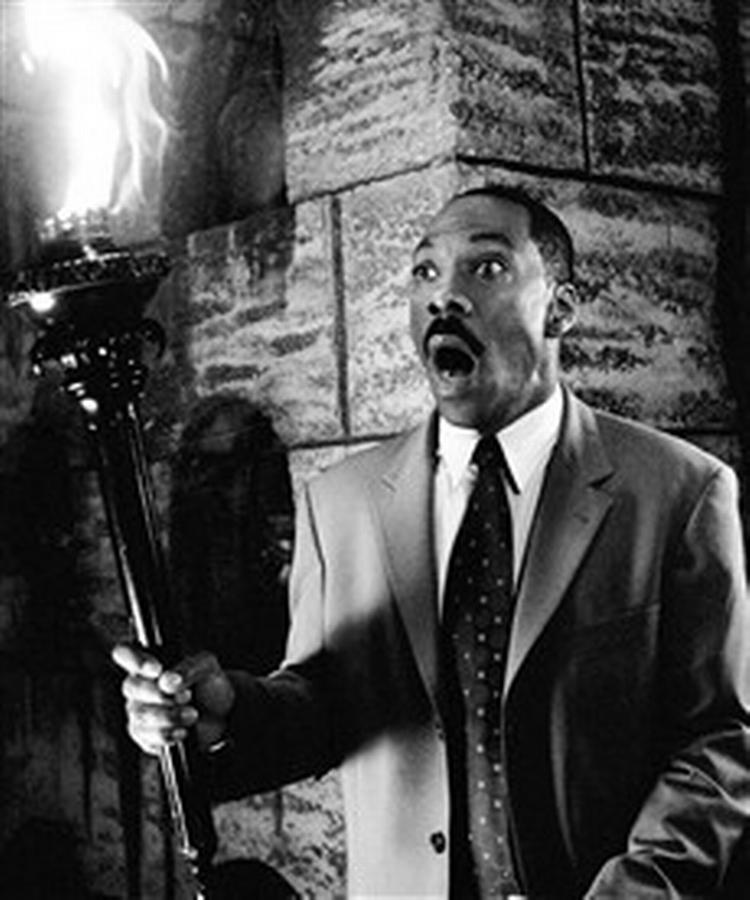 Spøgelseshuset. Eddie Murphy er ligefrem tålelig i denne lille familiegyser, der er fiks men forudsigelig. - PR-foto: UIP 