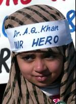 Pakistanerne anser atomforskeren Khan for at være en helt. Nu anklages han atter for at have solgt atomteknologi til bl.a. Iran. Arkivfoto: AP 