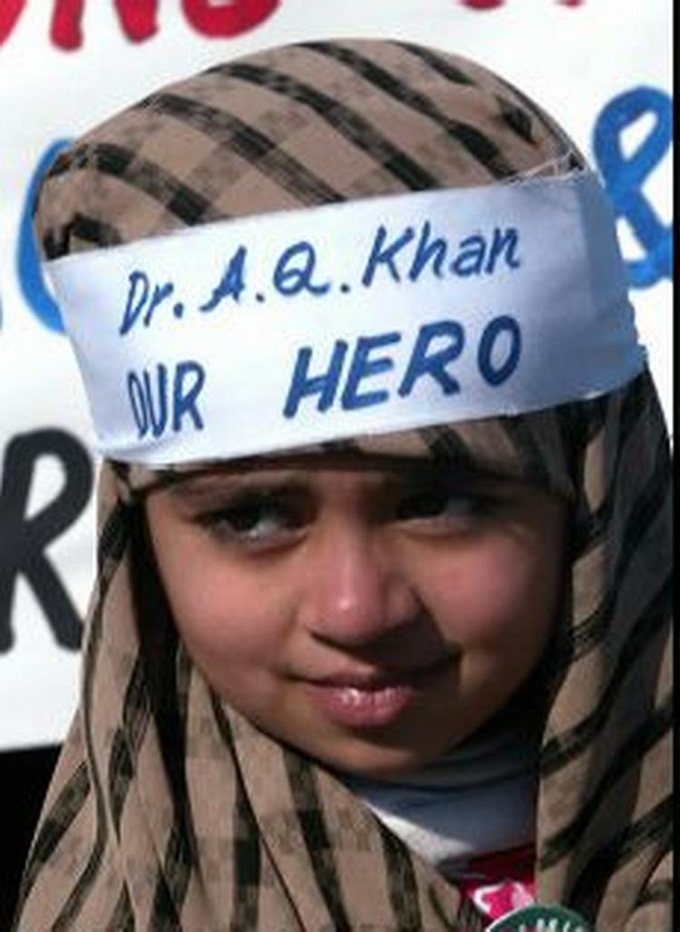 Pakistanerne anser atomforskeren Khan for at være en helt. Nu anklages han atter for at have solgt atomteknologi til bl.a. Iran. Arkivfoto: AP 