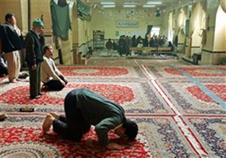 Mange iranere bad en stille bøn før de afgav deres stemme. Endnu flere blev væk i protest mod præstestyret.   Foto: Kamran Jebreili, AP 