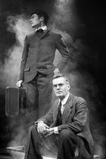 Forrest Finn Storgaard som den ældre Johannes V. Jensen, i baggrunden Janek Lesniak som den unge. Foto: Nils Krogh 