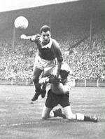 John Charles scorer her på Wembley i en landskamp mod England i 1954. - Foto: AP 