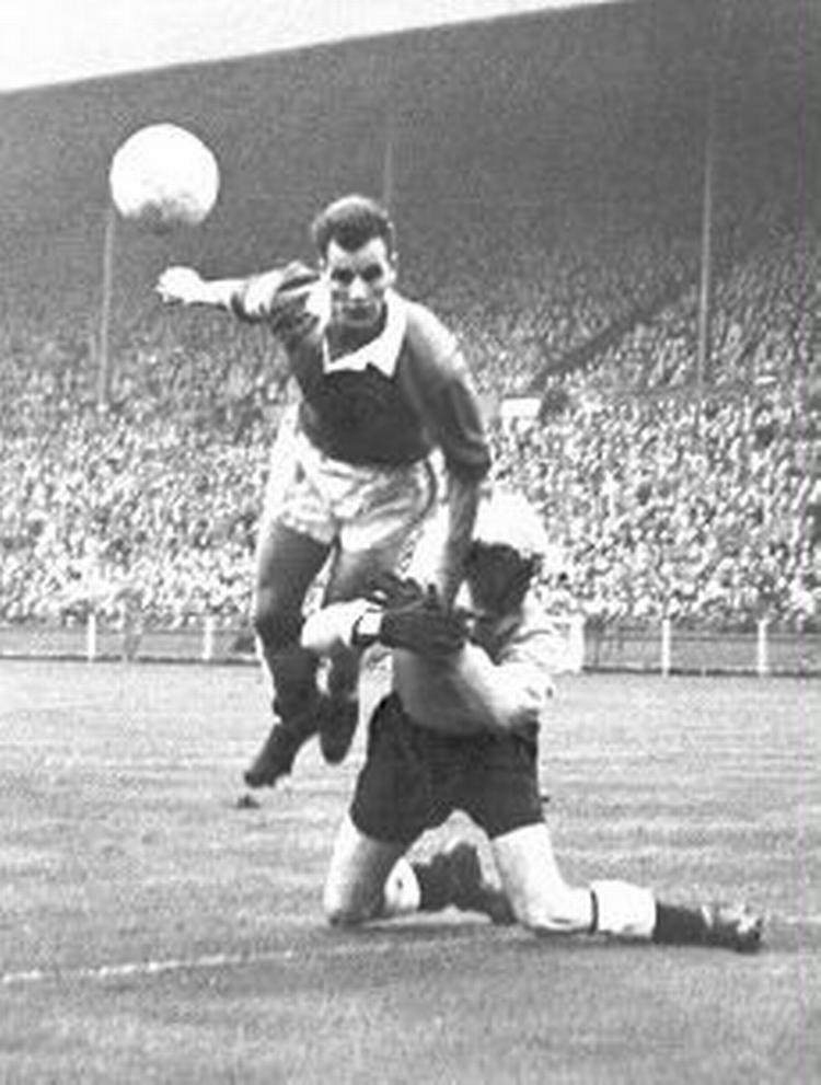 John Charles scorer her på Wembley i en landskamp mod England i 1954. - Foto: AP 