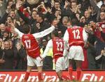 Arsenalsspilleren Edu fejrer sin scoring sammen med de tilrejsende fans. - Foto: AP 