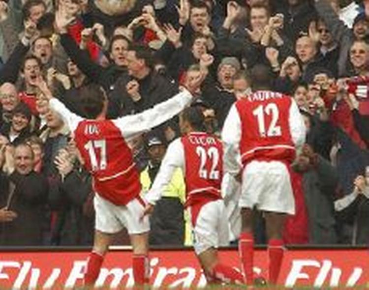 Arsenalsspilleren Edu fejrer sin scoring sammen med de tilrejsende fans. - Foto: AP 