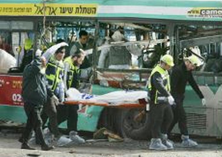 En 23-årig mand fra den palæstinensiske gruppe al-Aqsa Martyrbrigaderne menes at have udløst bomben. - Foto: AP 