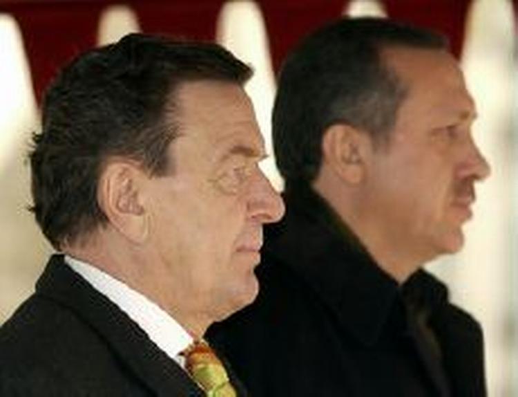 Den tyrkiske premierminister Recep Tayyip Erdogan (tv) og den tyske kansler Gerhard Schröder. - Foto: AP 