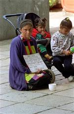 Romabefolkningerne (sigøjnerne) i store dele af Østeuropa bliver i disse år socialt marginaliseret, delvis som en konsekvens af økonomiske reformer i landene. - Foto: AP 