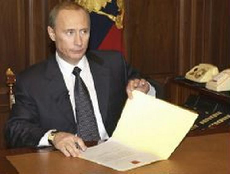 »Beslutningen er taget for at sætte en standard for, hvordan politikken skal udvikle sig«, sagde Putin. - Foto: AP 