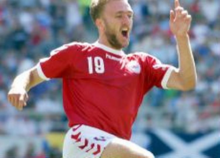 Dennis Rommendahl scorede i kampen mod Frankrig ved VM 2002. Nu ser det ud til at han også bliver klar til EM. - Foto: AP 