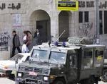 Israelske soldater beordrer folk ud af en af bankerne. - Foto: AP 