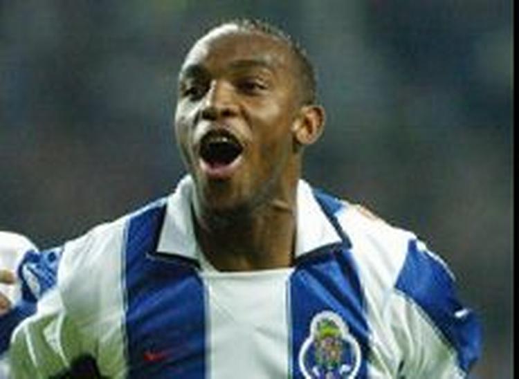 Benni McCarthy scorede begge Portos mål. - Foto: AP 