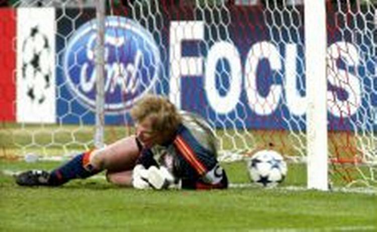 Oliver Kahn stod for et fælt drop mod Real Madrid. - Foto: AP 