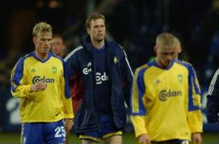 Brøndbys spillere går skuffede fra banen efter 0-1 kampen. - Foto: Jens Dresling 