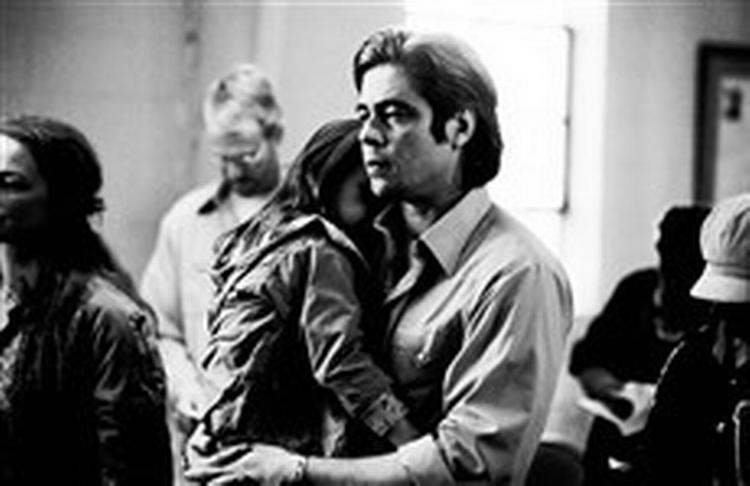 Skuespillet holder. Altid gode Benicio Del Toro glimrer i sin rolle, ligesom Sean Penn og Naomi Watts. Det redder desværre ikke helt filmen. - PR-foto: Sandrew Metronome 