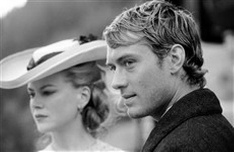Det perfekte par. Lækre Jude Law og smukke Nicole Kidman har hovedrollerne som smækforelskede, men det er birollerne - Hoffman og Zellweger - der løfter showet over det banale. - PR-foto: UIP 