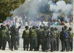 Israelsk politi i aktion nær Al-Aqsa-moskéen på Tempelbjerget. - Foto: AP 