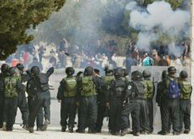 Israelsk politi i aktion nær Al-Aqsa-moskéen på Tempelbjerget. - Foto: AP 