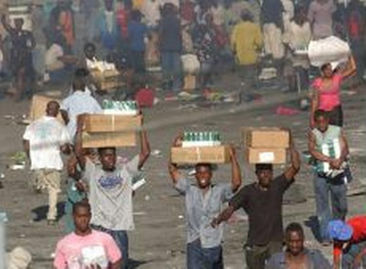 Der var fredag aften talrige rapporter om drab og plyndringer i hovedstaden Port-au-Prince. Oprørerne har taget opstilling umiddelbart udenfor byen og truer med at angribe. - Foto: AP 