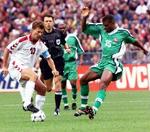 Michael Laudrup driver gæk med Nigerias Oliseh under VM-kampen i 1998. Danmark vandt 4-1, og Laudrup tryllede. - Foto: Lars Poulsen 