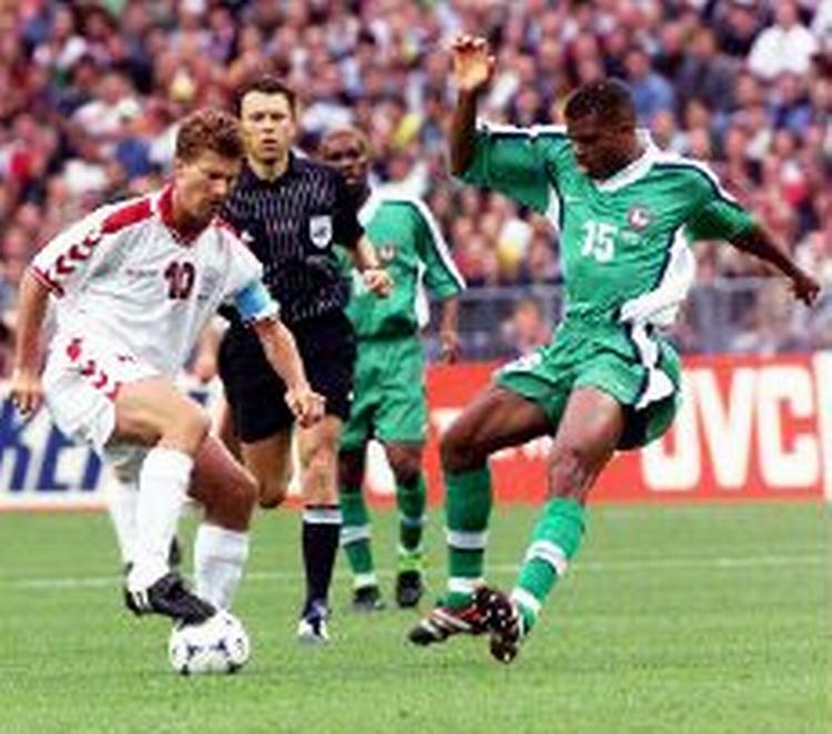 Michael Laudrup driver gæk med Nigerias Oliseh under VM-kampen i 1998. Danmark vandt 4-1, og Laudrup tryllede. - Foto: Lars Poulsen 
