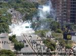 Demonstranter flygter fra tåregasgranaterne i Caracas. - Foto: AP 