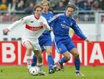 Christian Poulsen (i baggrunden) spillede fint i Schalkes højre forsvarsside, da det blev 0-0 i Stuttgart. - Foto: AP 