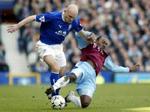 Villa-backen Samuel takler Gravesen i kampen, som danskeren definitivt afgjorde til fordel for Everton med sit mål til 2-0. - Foto: AP 