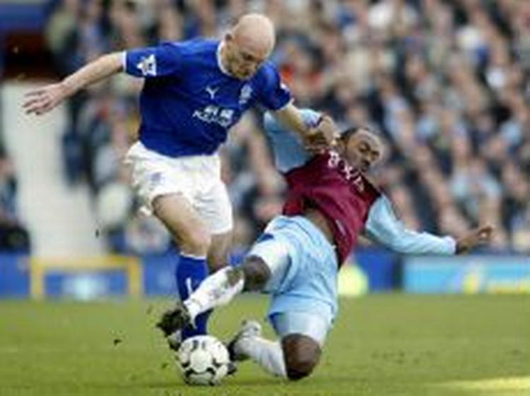 Villa-backen Samuel takler Gravesen i kampen, som danskeren definitivt afgjorde til fordel for Everton med sit mål til 2-0. - Foto: AP 