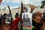 Aristide-tilhængere demonstrerer foran den amerikanske ambassade i hovedstaden Port-au-Prince. - Foto: AP 