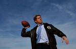 John Kerry kaster en fodbold i Indianapolis. - Foto: AP 