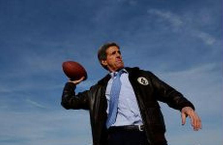 John Kerry kaster en fodbold i Indianapolis. - Foto: AP 