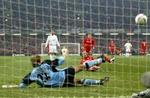 Hollænderen Zenden glider, men scorer alligevel til 2-0 efter syv minutters spil i Cardiff. - Foto: AP 