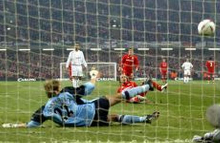 Hollænderen Zenden glider, men scorer alligevel til 2-0 efter syv minutters spil i Cardiff. - Foto: AP 
