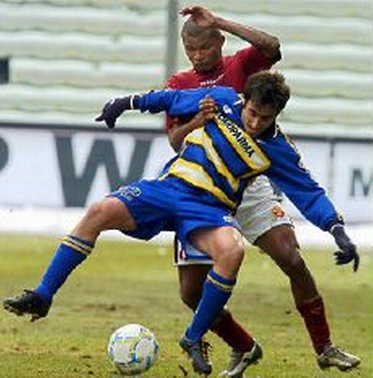 Romas Lima (rød) holder styr på Parmas Marchionni. Roma vandt kampen 4-1. - Foto: AP 