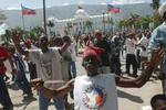 Hundredvis af haitianere forsamledes ved præsidentpaladset, da nyheden om Aristides flugt spredte sig. - Foto: AP 