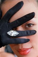 Trods den lave dollarkurs er denne 23,8 karat diamant til 3,2 mio. dollar næppe et hamstringsobjekt. - Arkivfoto: AFP 