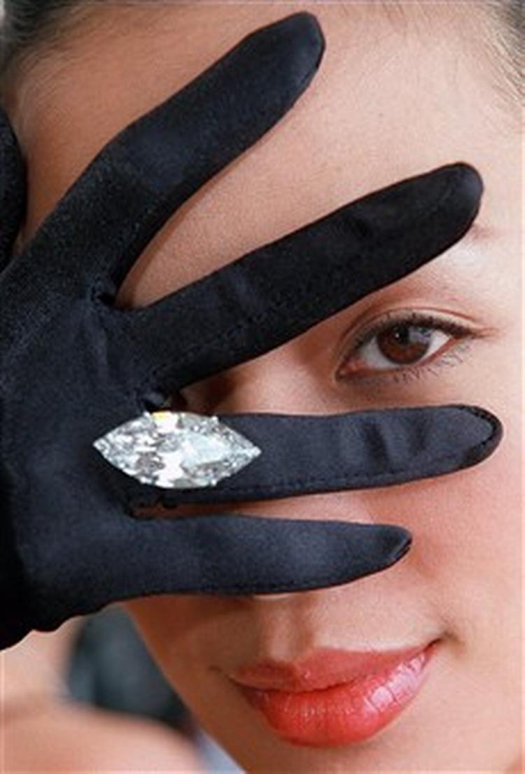 Trods den lave dollarkurs er denne 23,8 karat diamant til 3,2 mio. dollar næppe et hamstringsobjekt. - Arkivfoto: AFP 