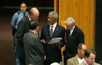 FNs generalsekretær Kofi Annan sammen med FN-ambassadører fra USA og Kina. - Foto: AP 