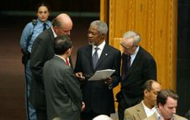 FNs generalsekretær Kofi Annan sammen med FN-ambassadører fra USA og Kina. - Foto: AP 