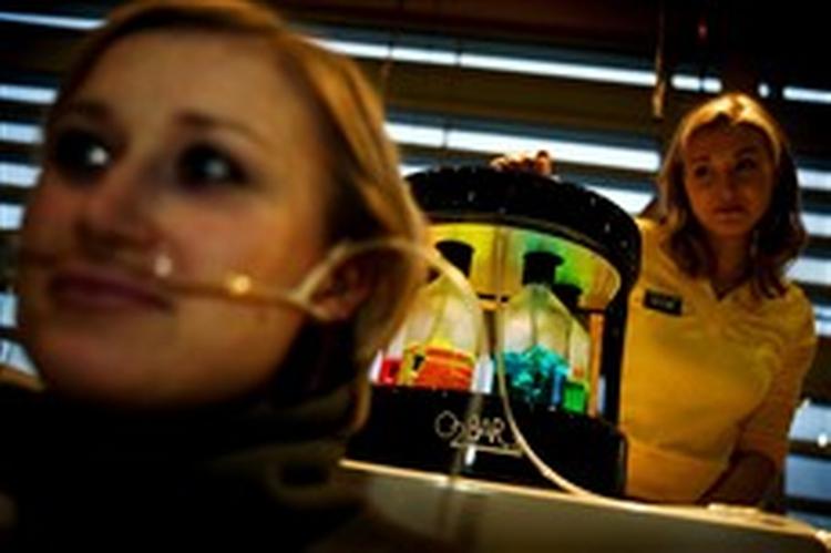 Luft på flaske. Sandra Moses fra London tager sig en drink ilt i Københavns Lufthavn.   Foto: Martin Lehmann 