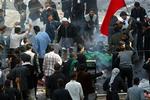 Få øjeblikke efter terrorangrebet i Karbala samlede chokerede shiiter sig igen på stedet for at hjælpe de sårede. - Foto: AP 