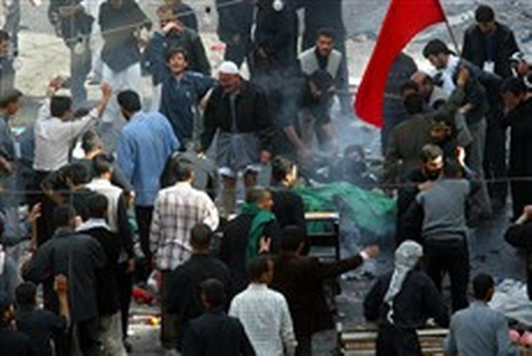 Få øjeblikke efter terrorangrebet i Karbala samlede chokerede shiiter sig igen på stedet for at hjælpe de sårede. - Foto: AP 