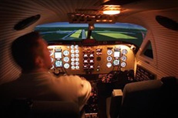 En flysimulator spiller en central rolle i sagen om Luftfartsskolens flyvske økonomi. Den tidligere direktør er mistænkt for at have brugt et firma og dets direktør som stråmand til at kanalisere skolens penge til sig selv 