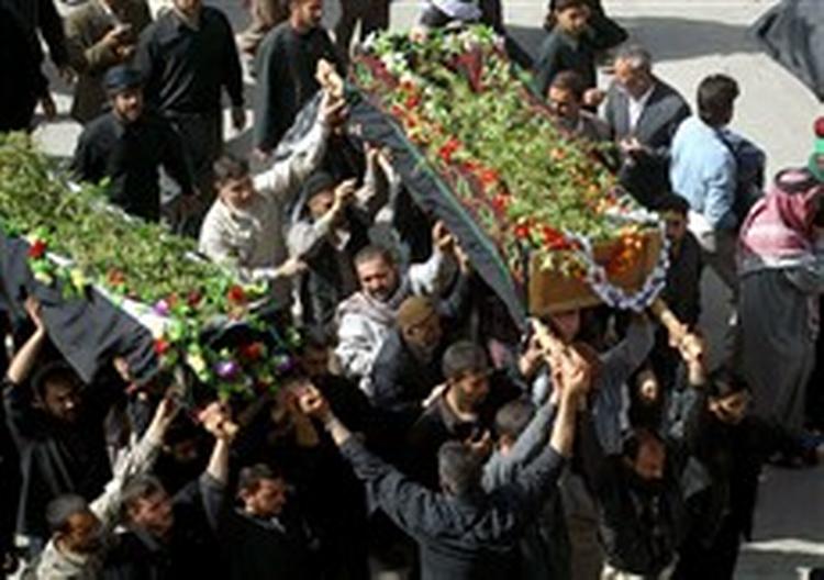 Irak begravede onsdag de døde efter tirsdagens terrorangreb.   Foto: Brennan Linsley/AP 