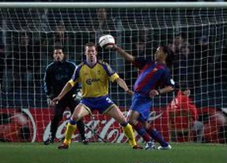 Idealet er Barcelona, sagde Morten Wieghorst efter kampen. Her får han og Karim Zaza en lektion af Ronaldinho. - Foto: Finn Frandsen 